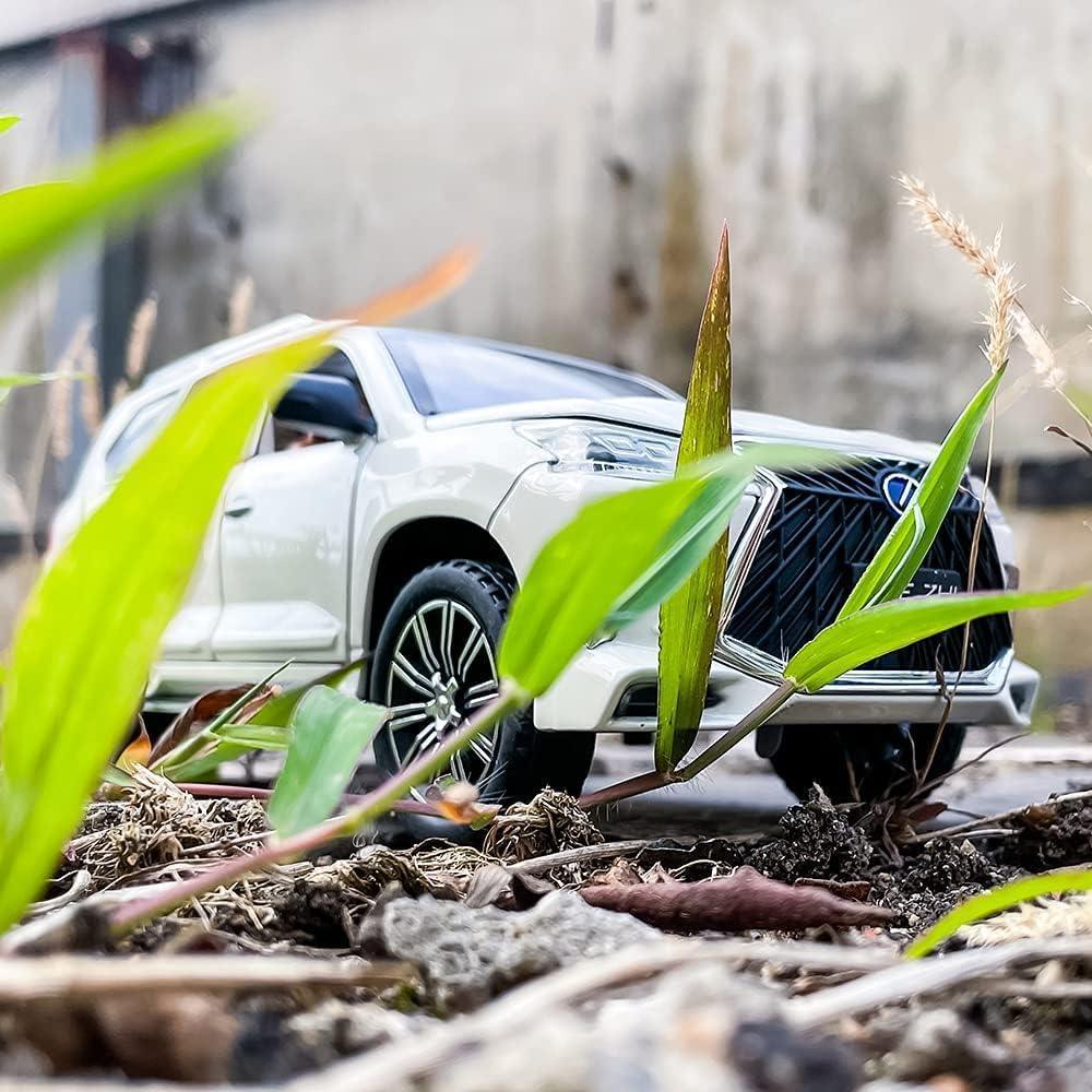 1:24 Lexus LX 570 Luxury SUV Die-Cast Model Car – Zinc Alloy Pull Back Toy Car with Openable Doors, Sound & Light (White)