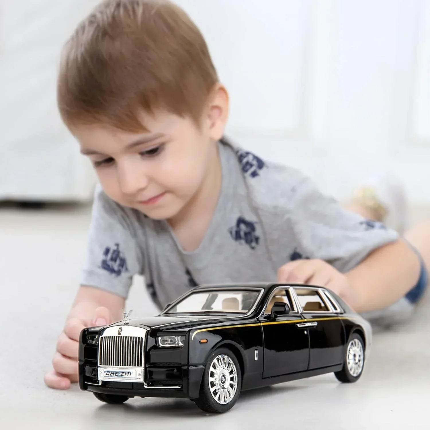 Che-ZHI 1:24 Scale Rolls-Royce Phantom Die-Cast Black Model with Lights and Sounds